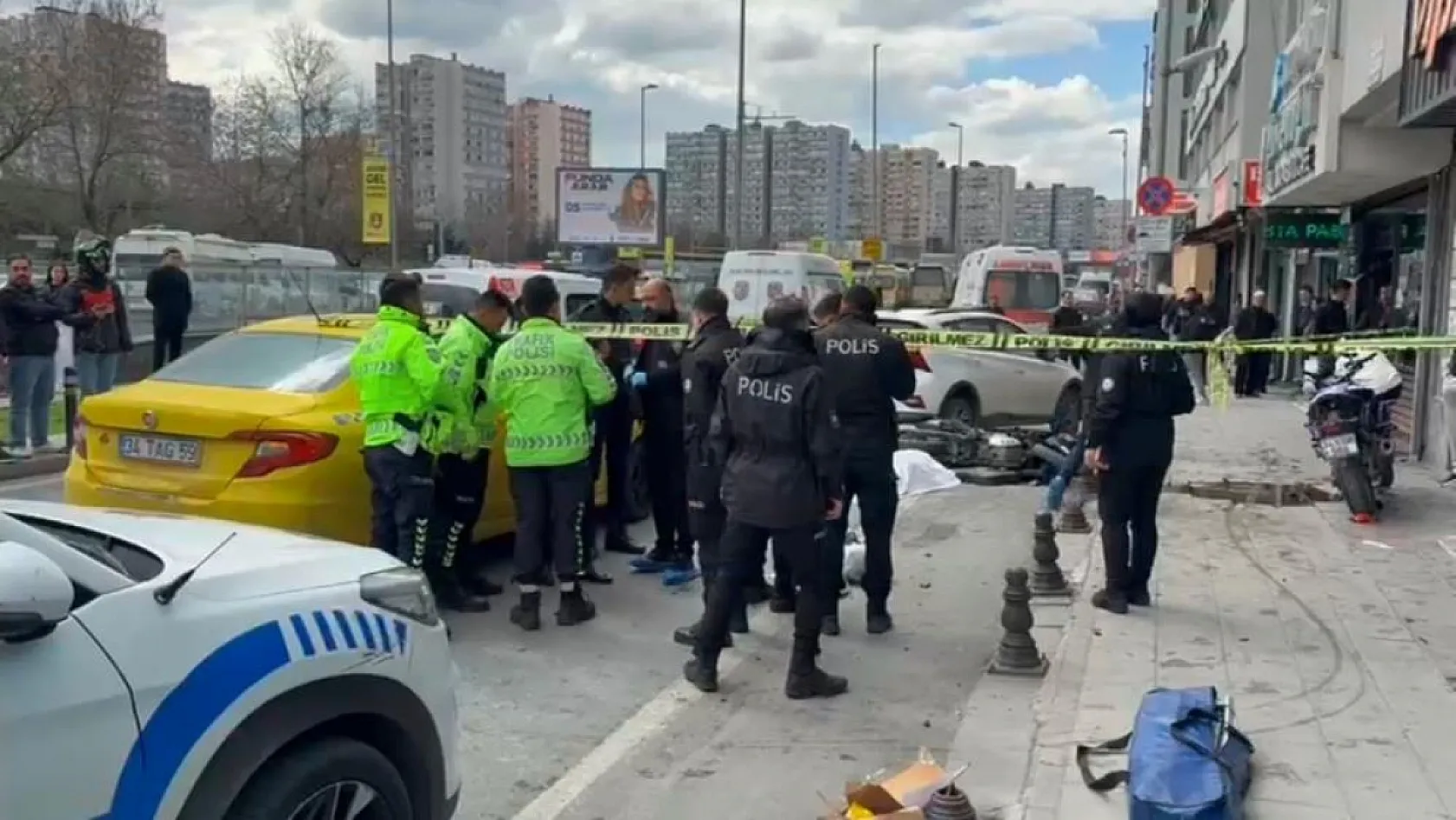 Taksiye binmek üzereyken motosiklet çarptı, talihsiz kadın hayatını kaybetti