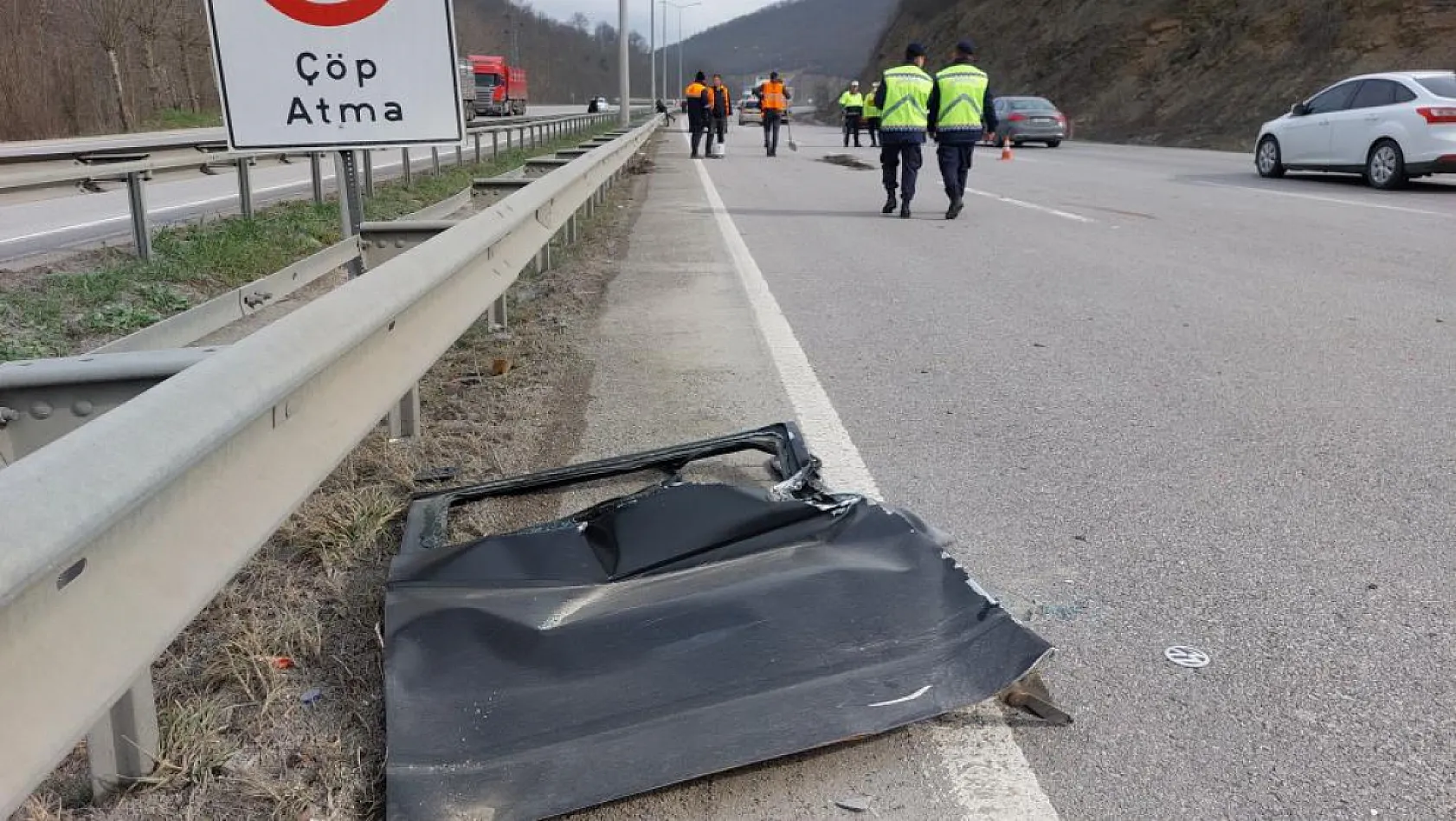 Kazada aracın kapısı yerinden çıktı, yola savrulan yolcu hayatını kaybetti