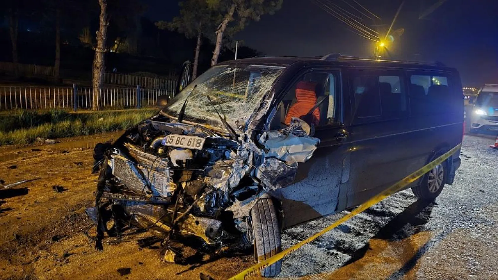 Minibüs ile hafif ticari araç kafa kafaya çarpıştı: 7 yaralı