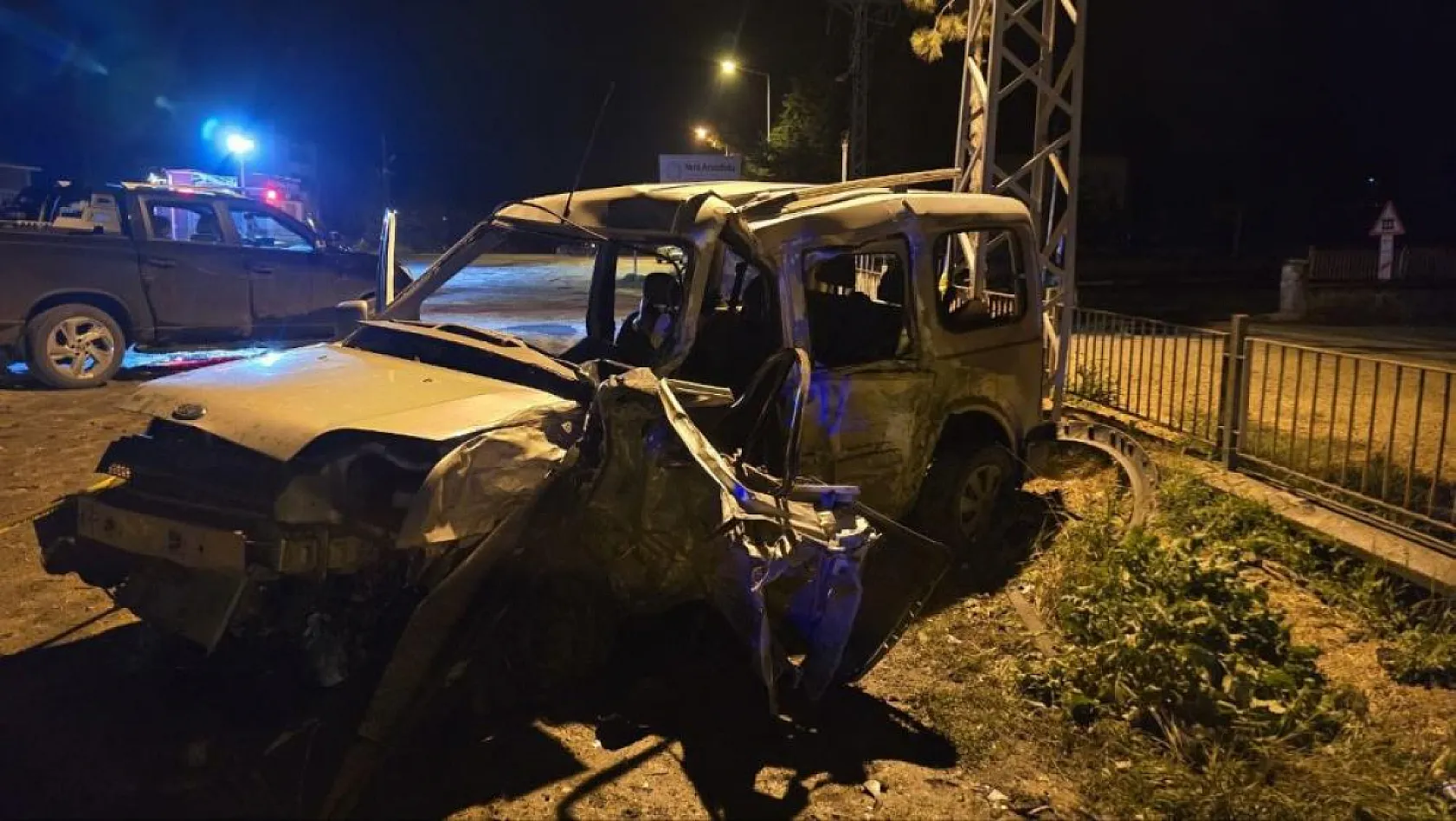 Minibüs ile hafif ticari araç kafa kafaya çarpıştı: 7 yaralı