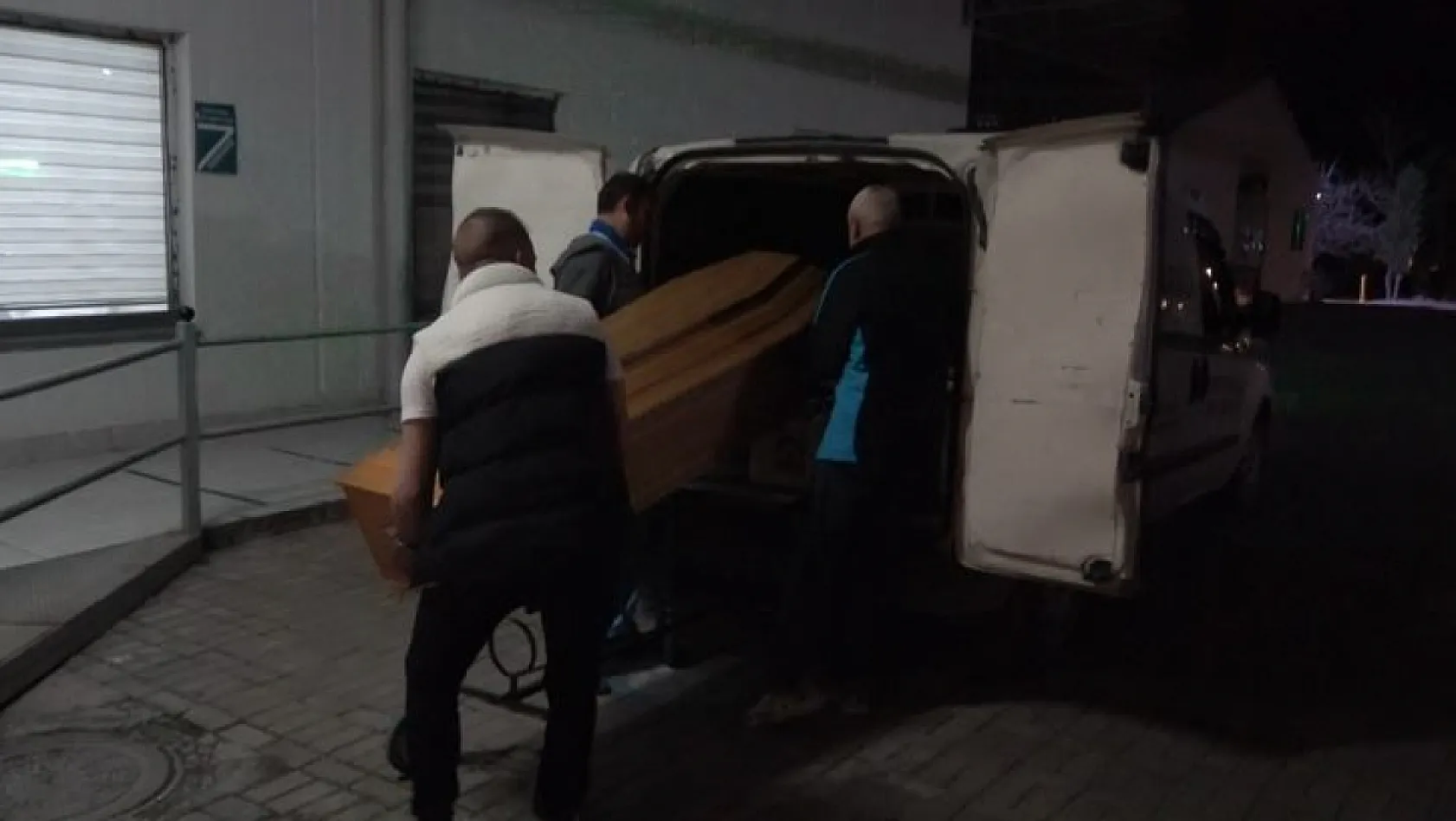 Otomobil kontrolden çıktı, ağaca çarptı: Sürücü hayatını kaybetti