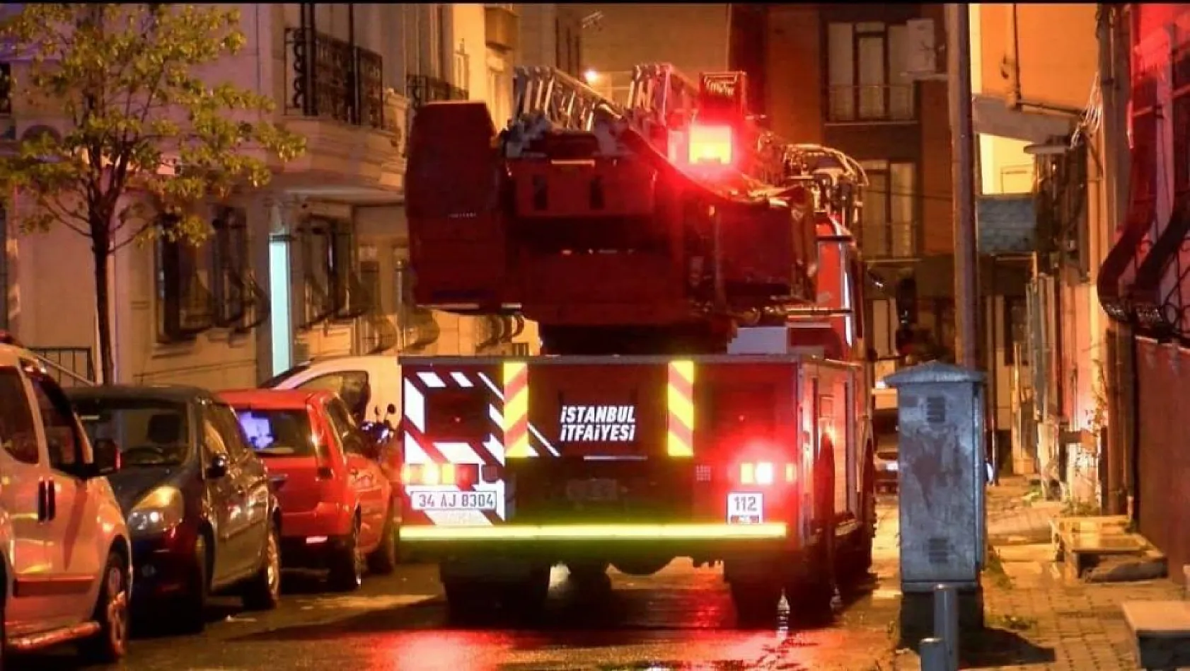 İstanbul'da lodos kabusu! Çatılar uçtu, bina çöktü