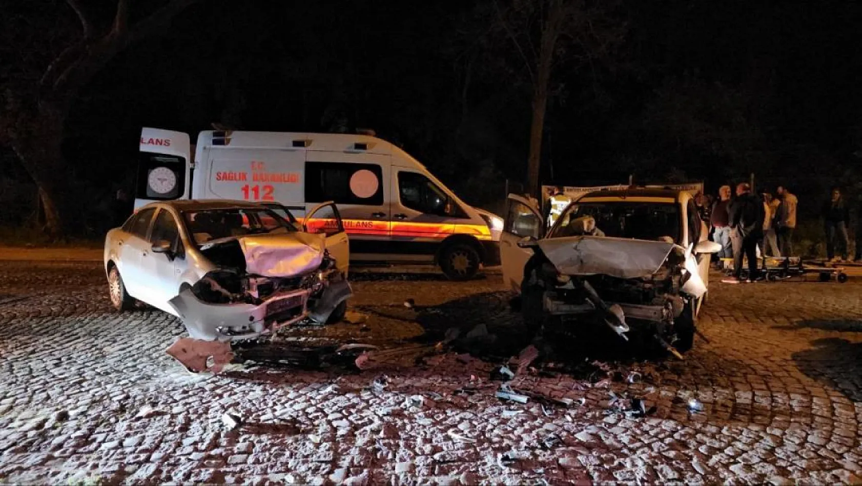 2 otomobil çarpıştı, ortalık savaş alanına döndü: 4 yaralı