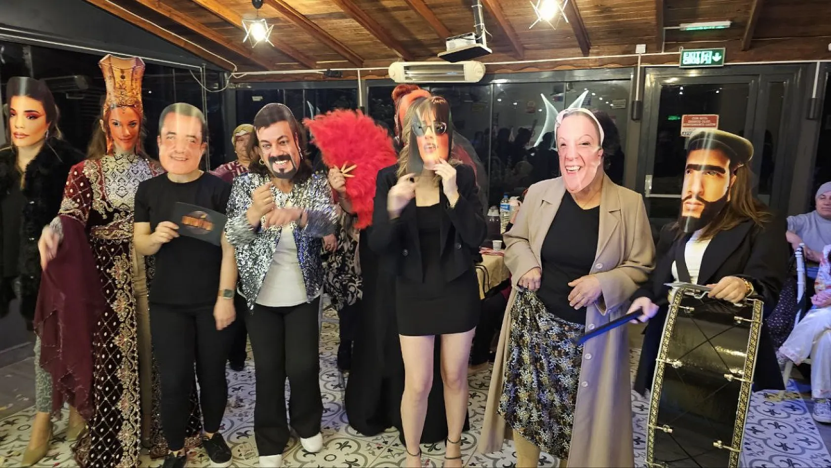 Maskeleri takıp sahneyi sallayan kadınlardan unutulmaz gece