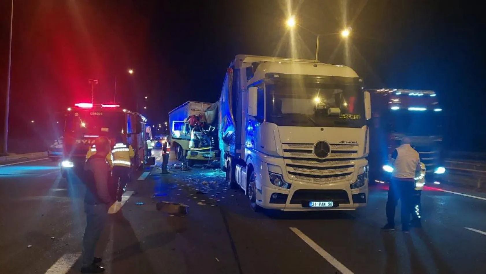 Orta Şeritte Duran Tır Ölüm Getirdi! Kamyon Sürücüsü Olay Yerinde Can Verdi