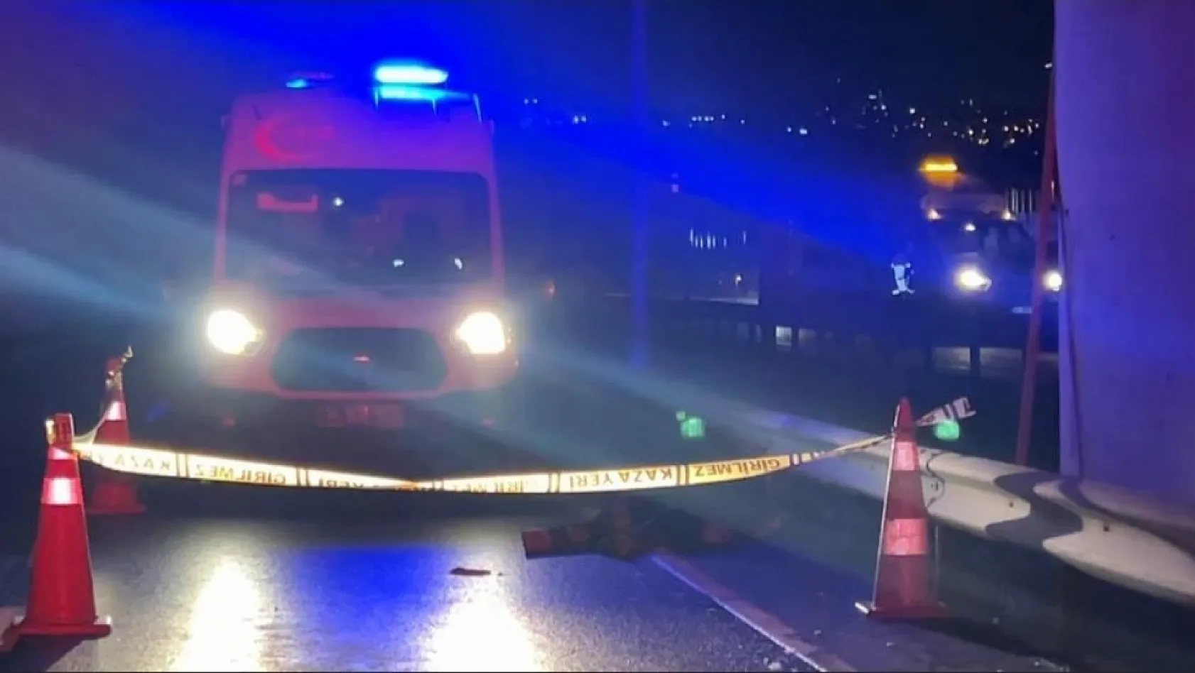 Seyir halindeki motosiklet, temizlik aracının altına girdi: 2 ölü