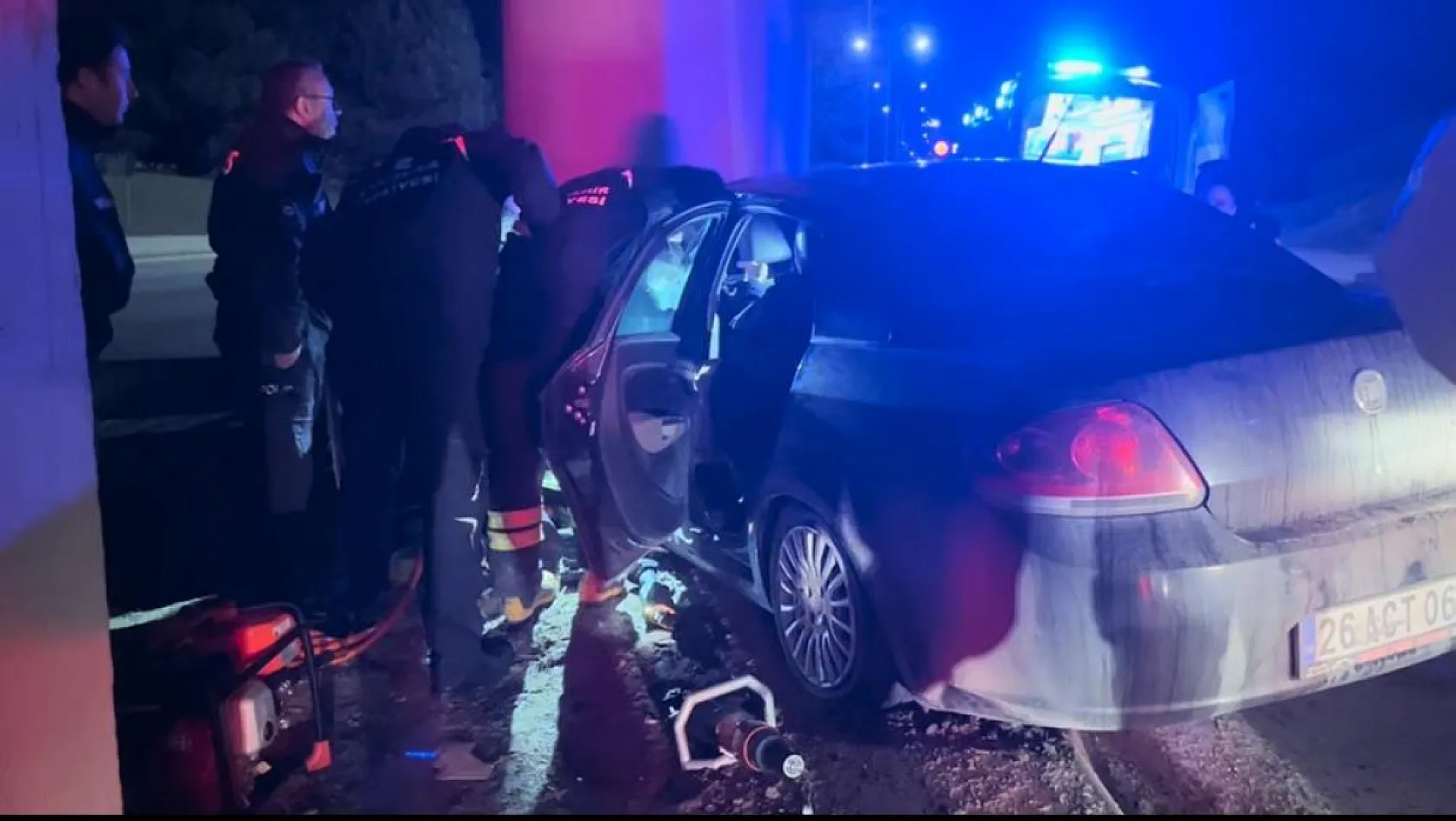 Kontrolden çıkan otomobil köprünün kolonuna saplandı: 1'i ağır 2 yaralı