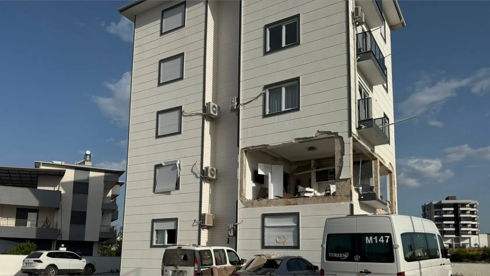 Evde patlayan tüp binayı harabeye çevirdi: 1 yaralı