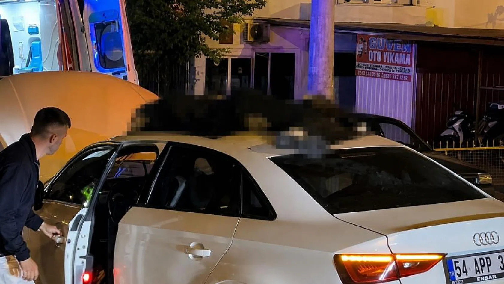 Fethiye-Antalya Karayolu'nda otomobilin üzerine savrulan motosiklet sürücüsü hayatını kaybetti