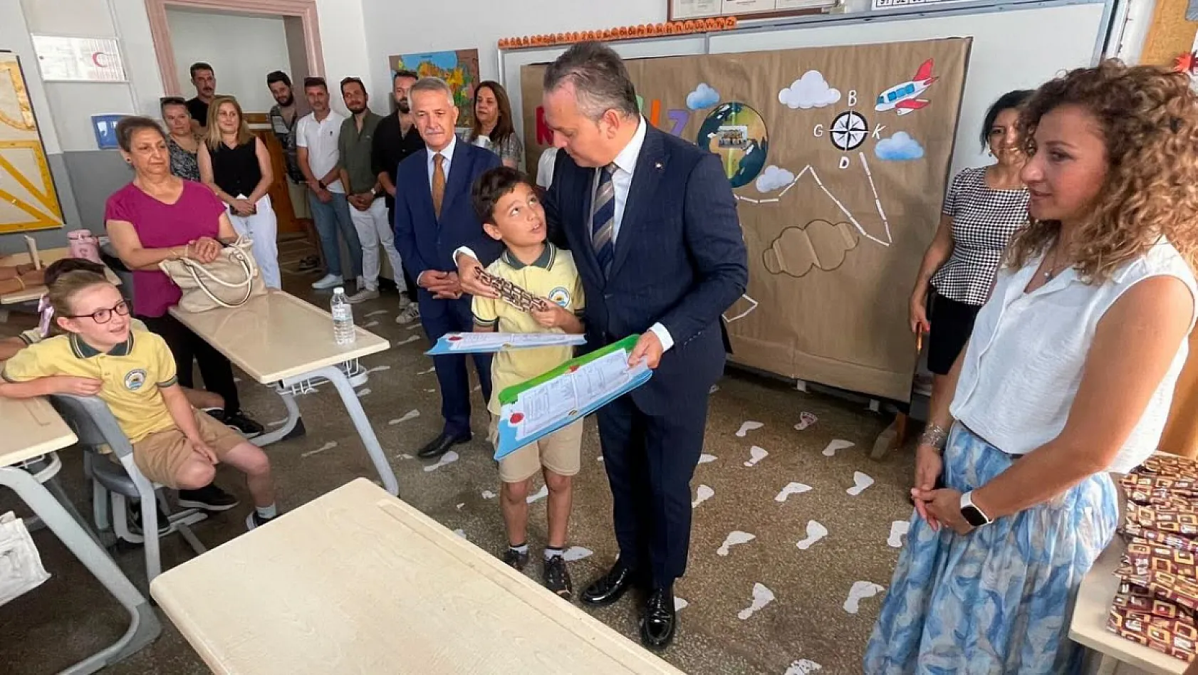 Fethiye Kaymakamı Fatih Akkaya öğrencilerin karne sevincine ortak oldu