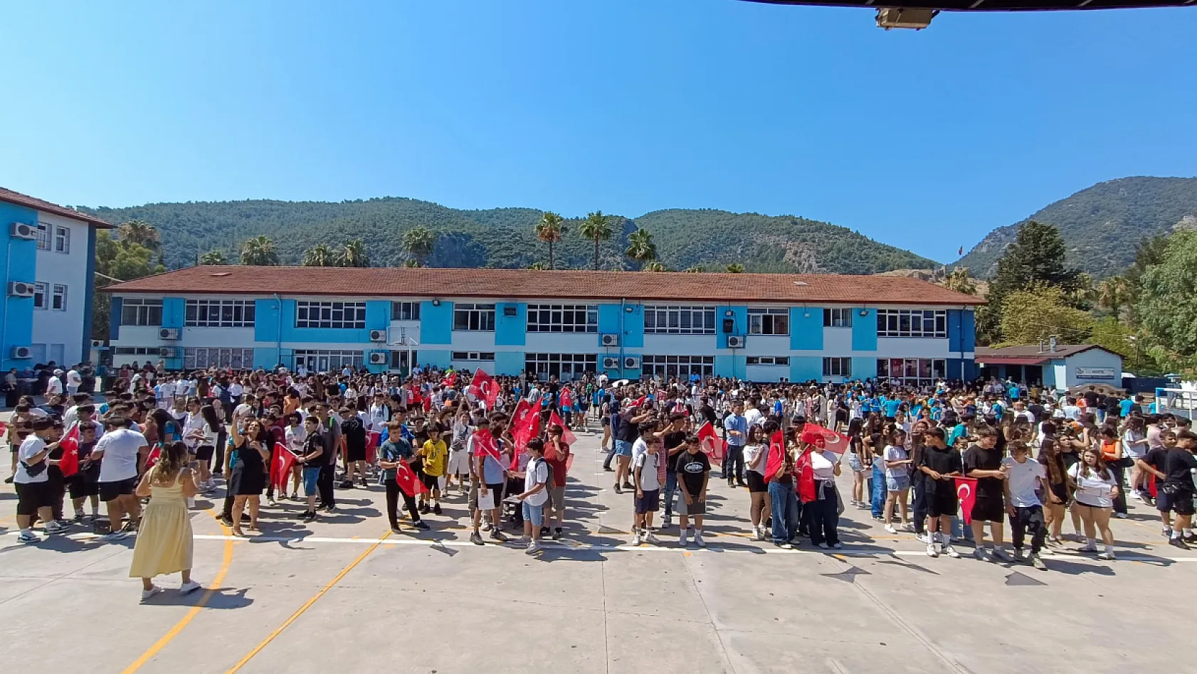 Fethiye'de 'Karne Heyecanı': 31 Bin 952 öğrenci yaz tatiline coşkuyla 'Merhaba' dedi