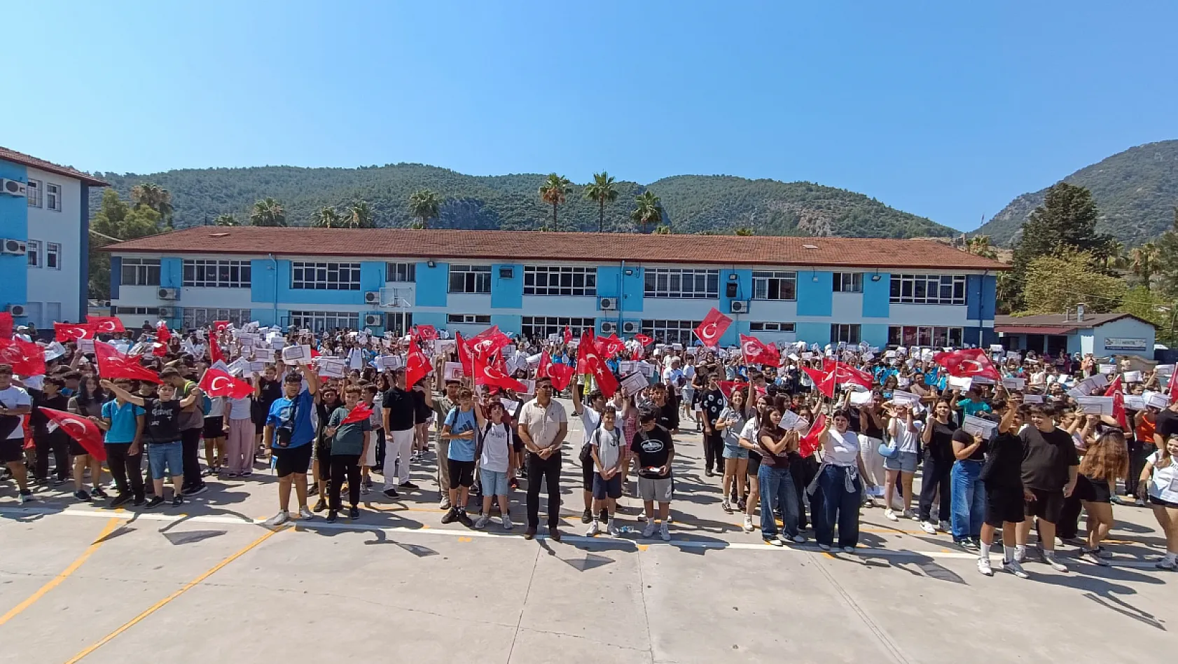 Fethiye'de 'Karne Heyecanı': 31 Bin 952 öğrenci yaz tatiline coşkuyla 'Merhaba' dedi