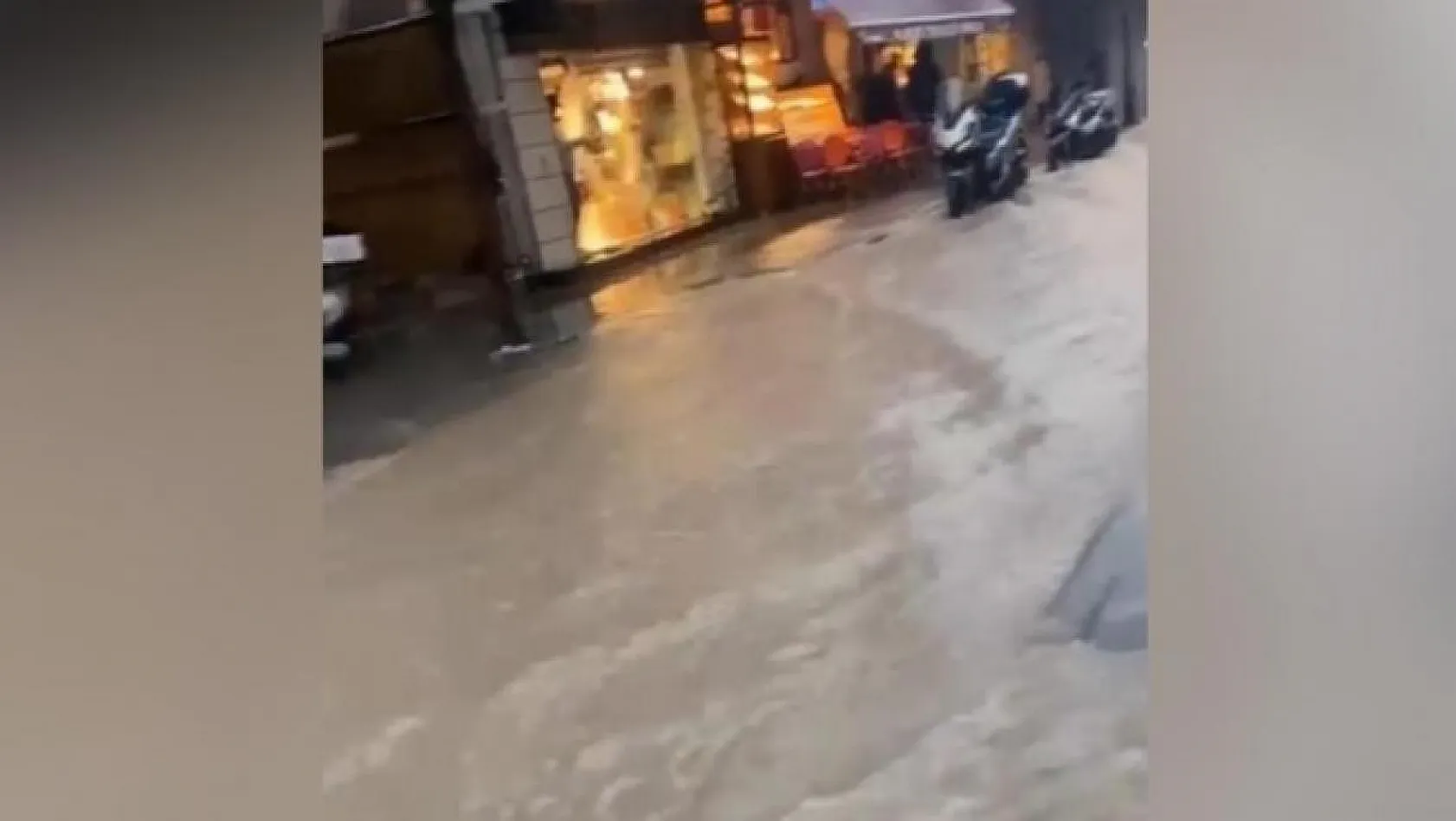 Ünlü tatil merkezi Çeşme'de caddeler göle döndü