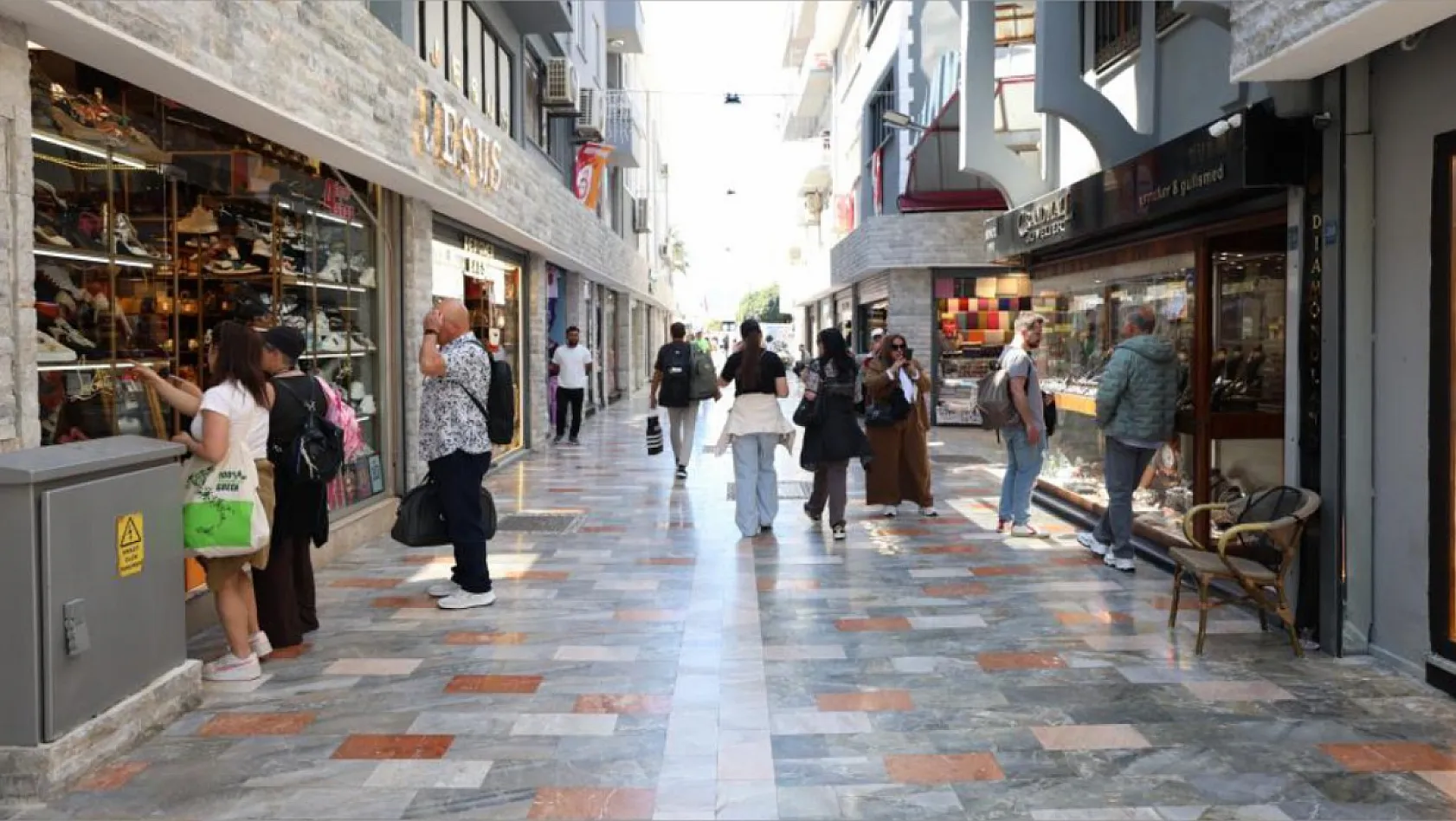 Marmaris'te yenilenen çarşı, turistlerin gözdesi oldu