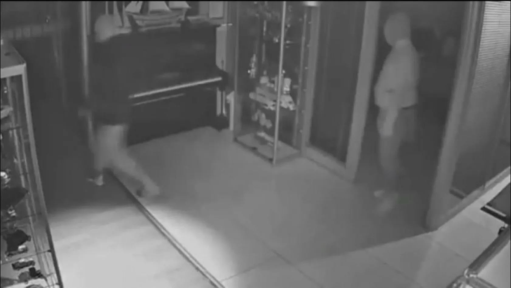 Maskeli beşler girdikleri işletmelerde çelik kasaları böyle patlattı...