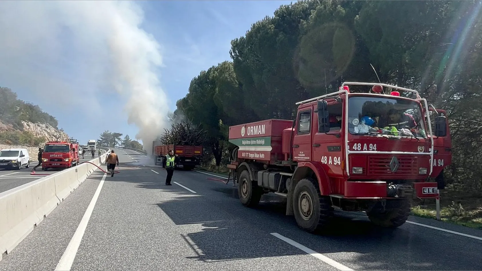 Muğla'da önlem alınırken alevler yükseldi: Sakar Geçidi'nde araç yangını