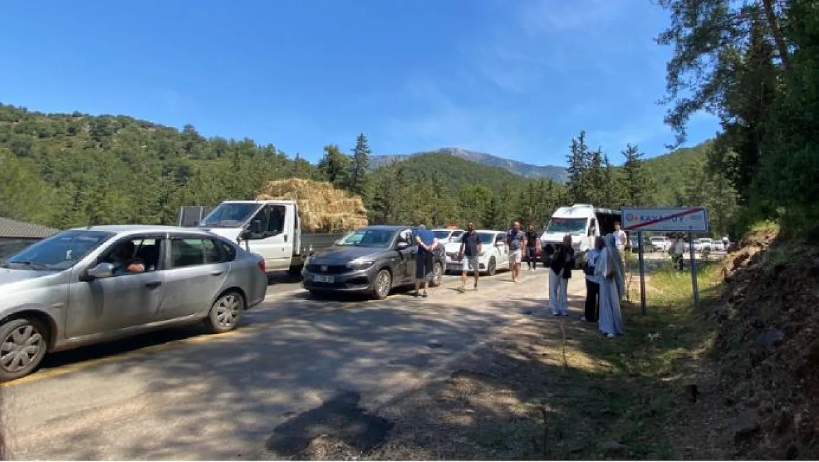 Fethiye'de yolcu otobüsü refüje düştü, trafik yoğunluğu oluştu