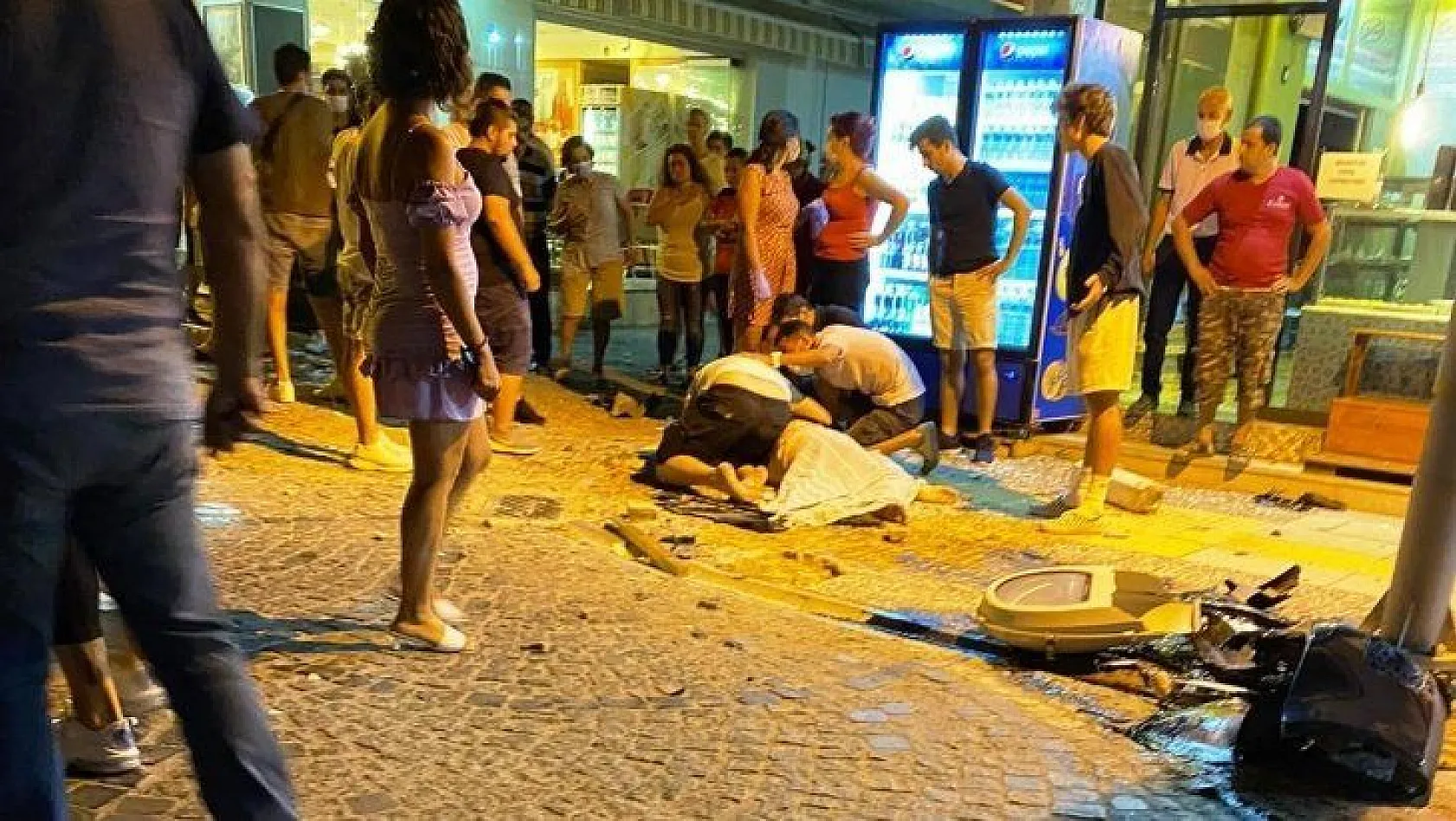 ALKOLLÜ VE EHLİYETSİZ SÜRÜCÜ DEHŞET SAÇTI: 1 ÖLÜ, 4 YARALI