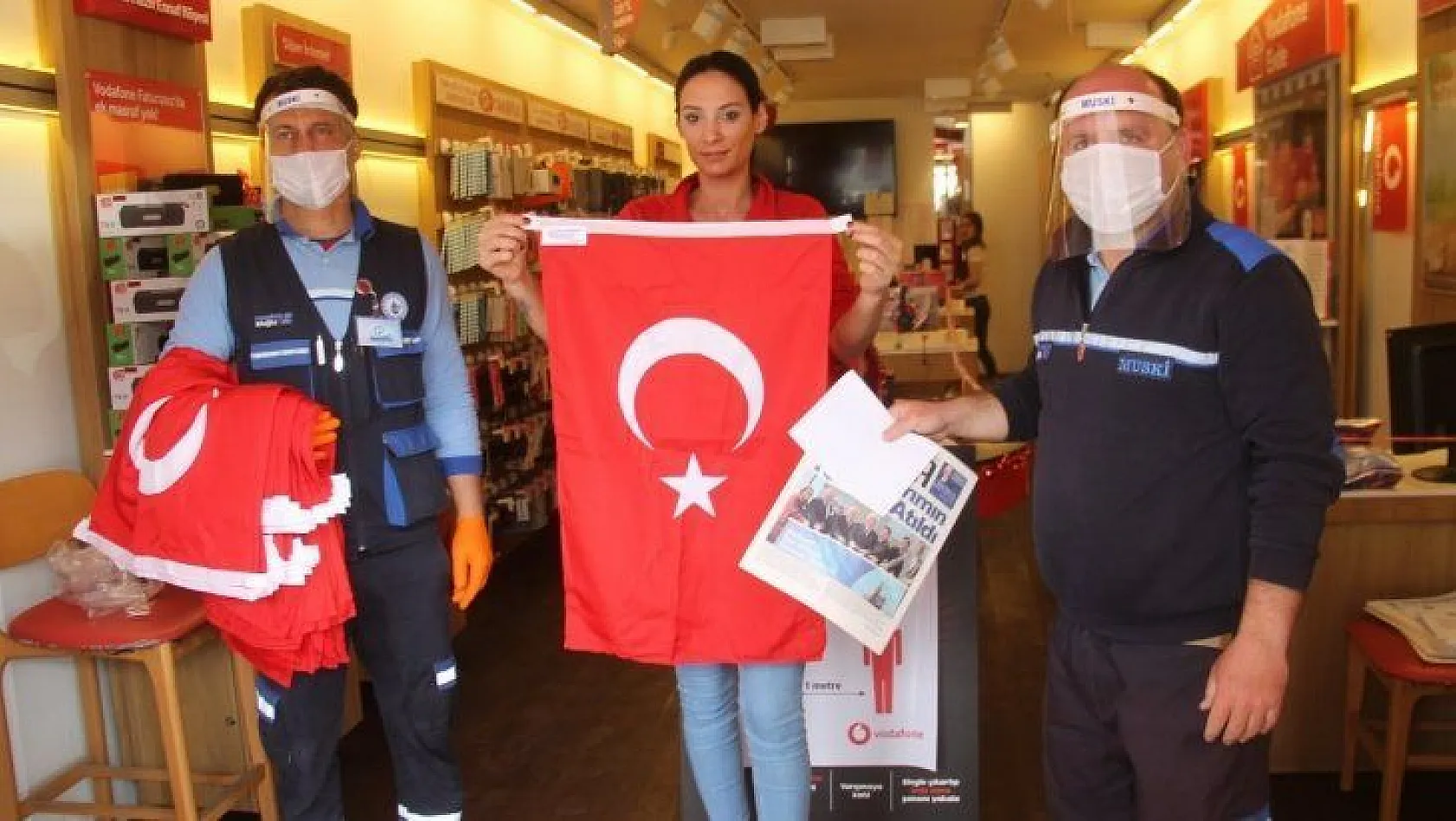 Büyükşehir Belediyesi 3 Bin Adet Türk Bayrağı Dağıttı