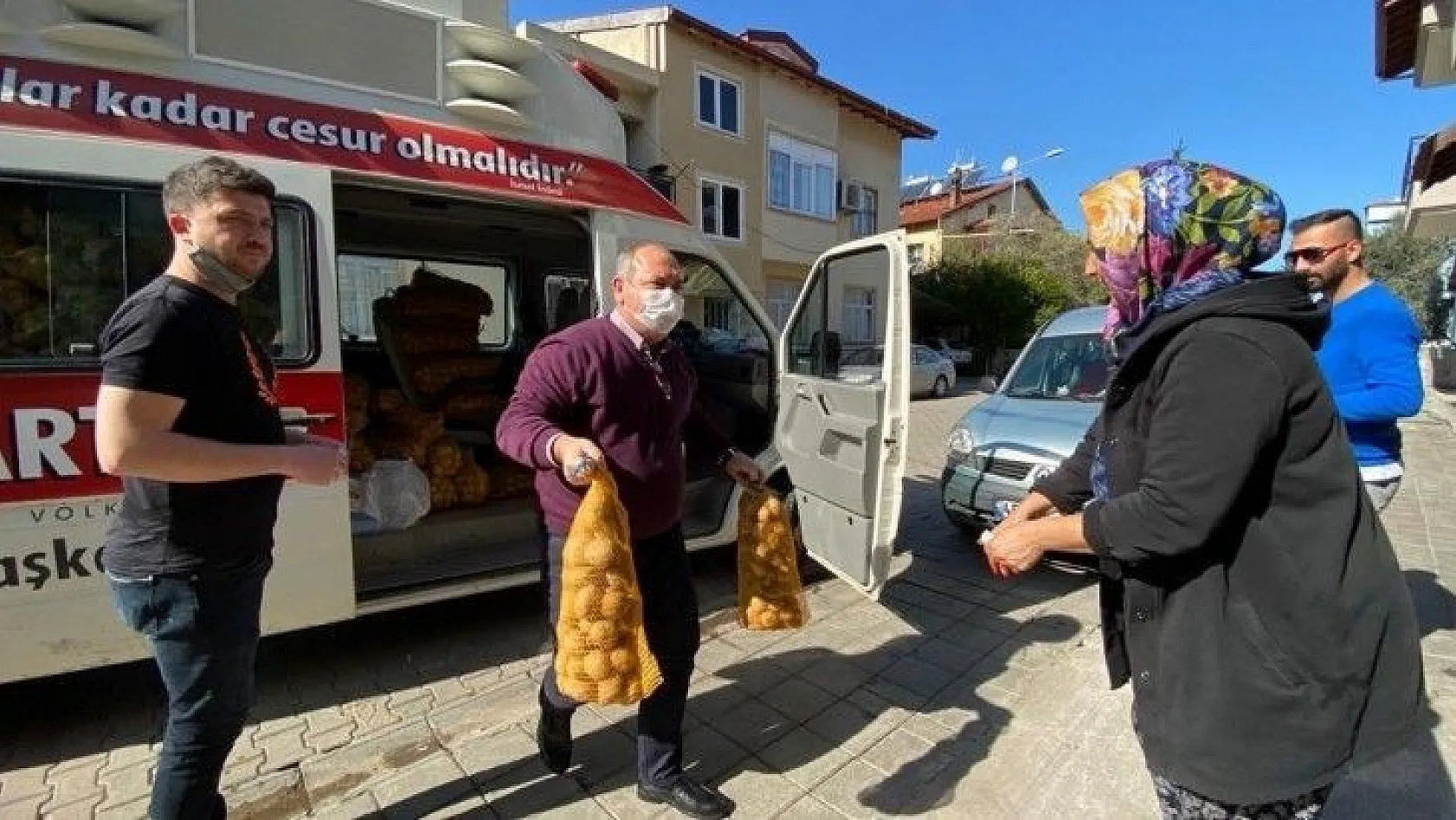 CHP İlçe Başkanı Mehmet Demir, 6 Ton Patates Dağıttı
