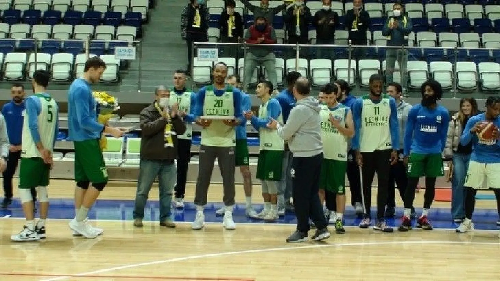 Dernek üyeleri basketbol takımını antrenmanda ziyaret ettiler
