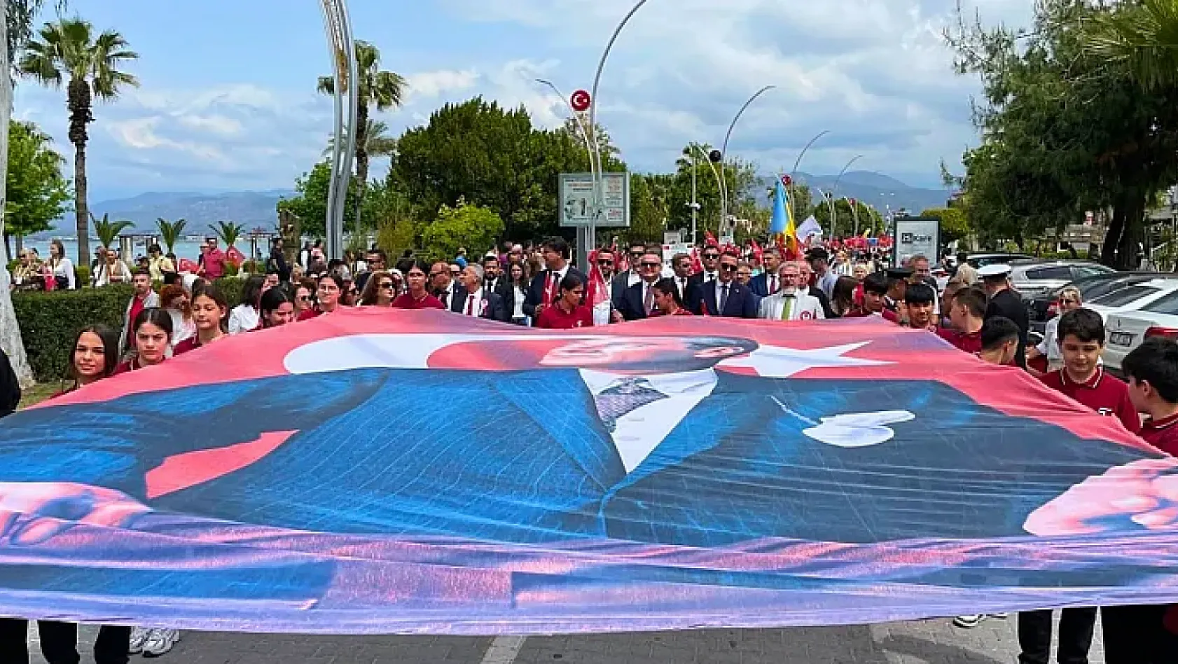 Fethiye'de 23 Nisan coşkusu 'Kortej Yürüyüşüyle' taçlandı