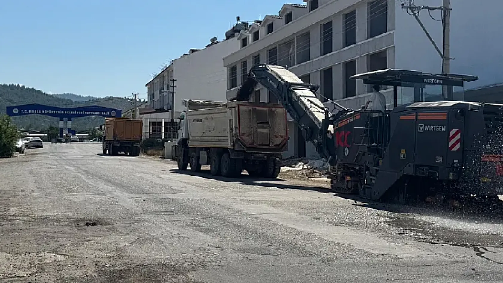 Fethiye'de Karaçulha Toptancı Hali önünde yol yapım çalışması başlatıldı