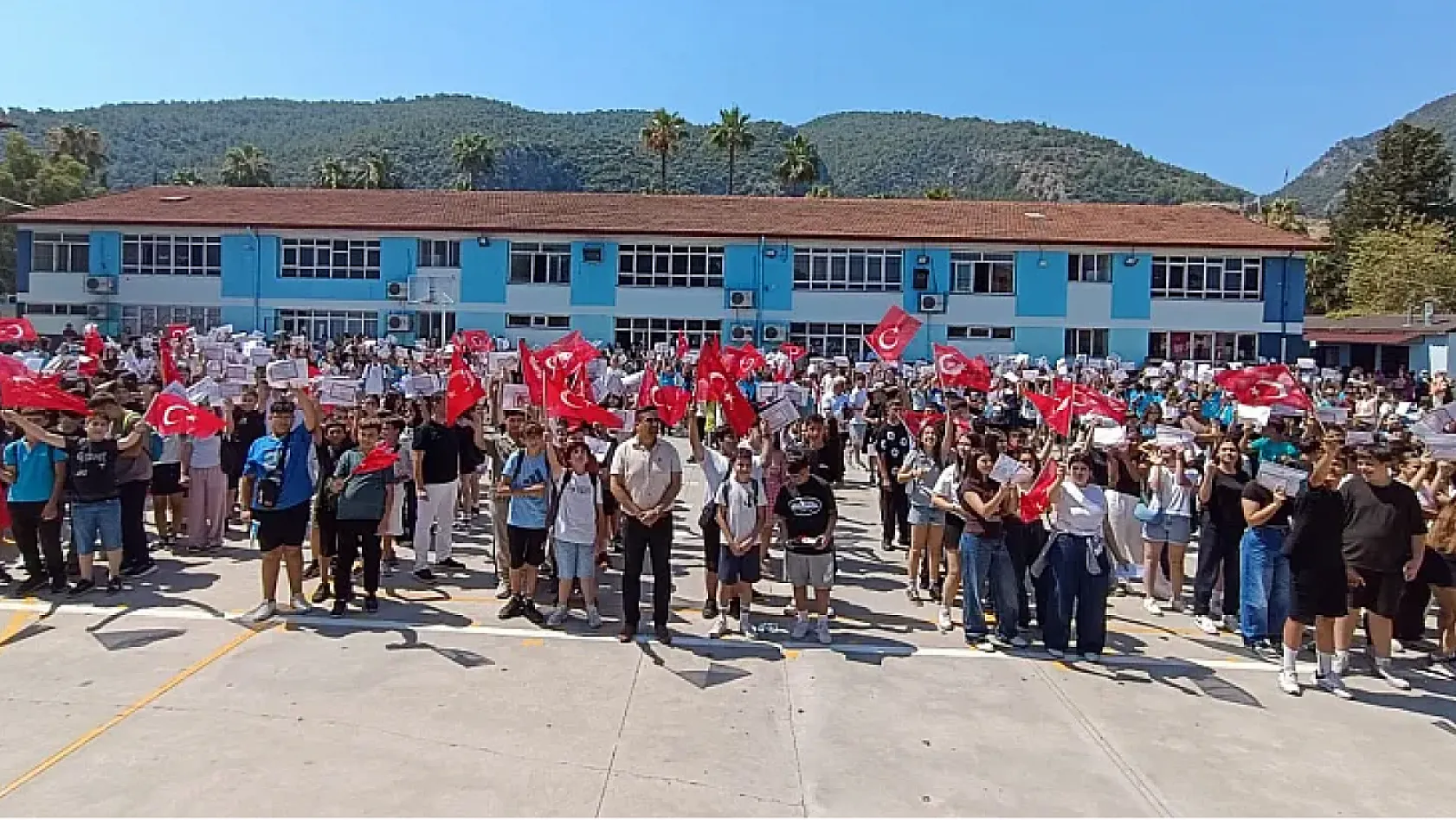 Fethiye'de 'Karne Heyecanı': 31 Bin 952 öğrenci yaz tatiline coşkuyla 'Merhaba' dedi