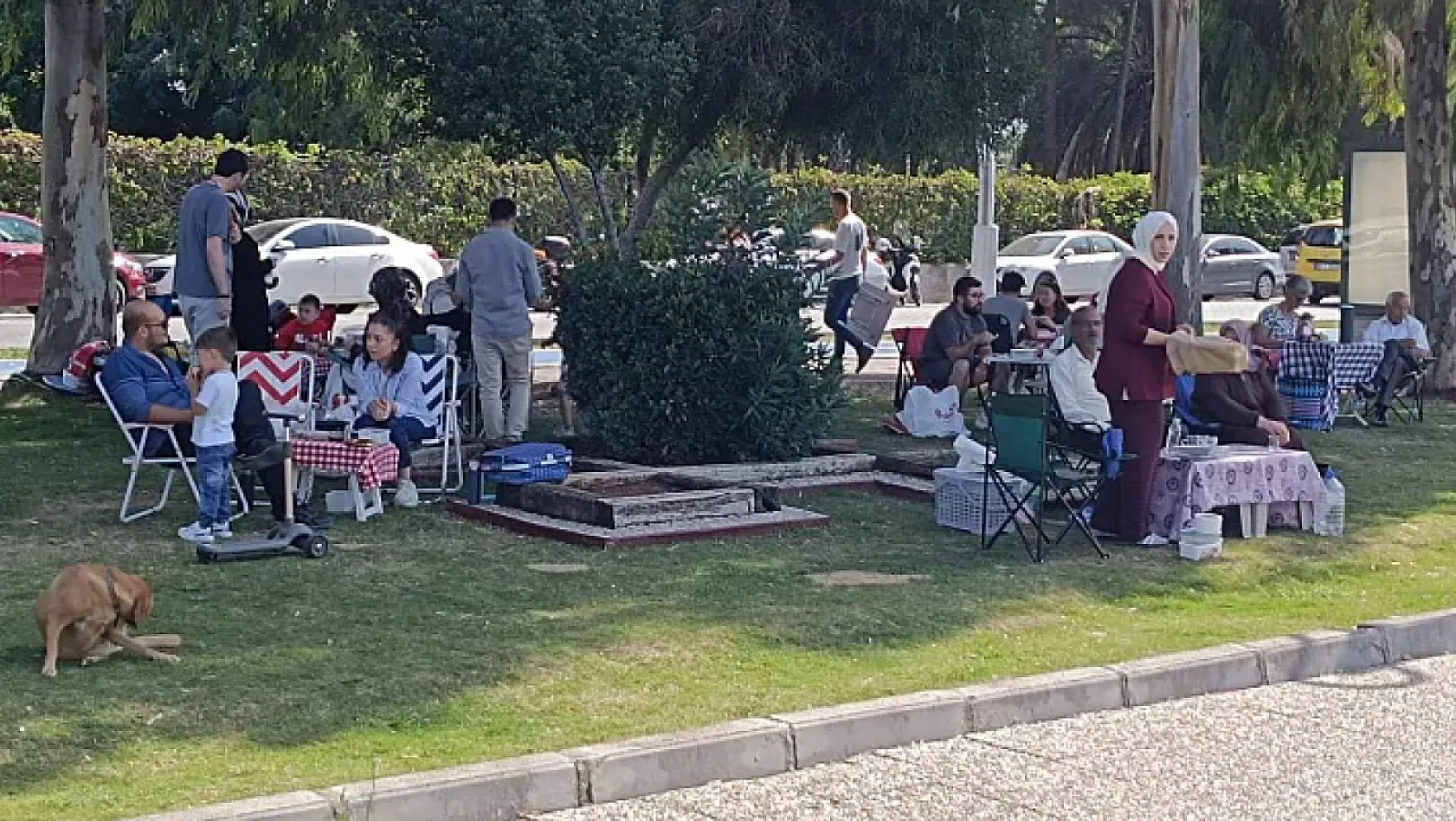 Fethiye'de Pazar Keyfi: Vatandaşlar Kahvaltılarını Sahil Bandı'nda Yaptı