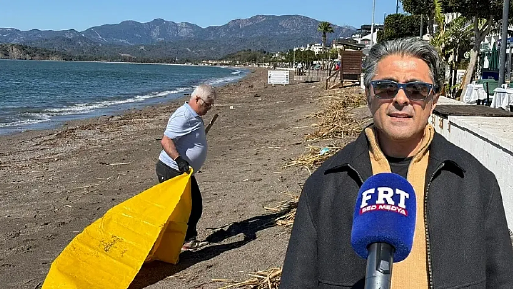 Fethiye'de şiddetli yağışın ardından Çalış Plajı'nda yoğun temizlik çalışması
