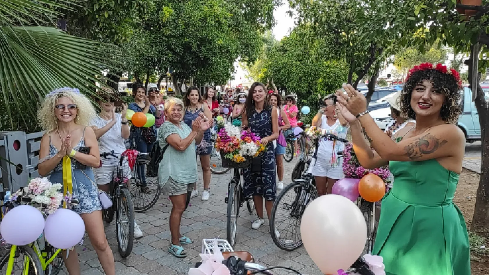 Fethiye'de 'Süslü Kadınlar Bisiklet Turu' gerçekleşti