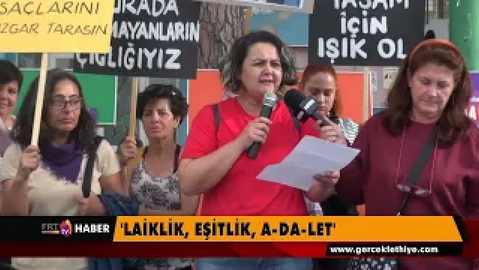 Fethiye Kadın Platformu Beşkaza Meydanı'nda 'Laiklik, eşitlik, adalet' sloganlarıyla açıklama yaptı