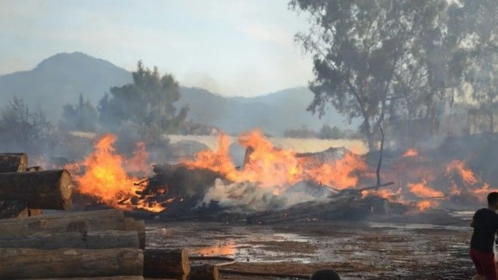Marangoz Atölyesinde Çıkan Yangın 3 Saatte Kontrol Altına Alındı