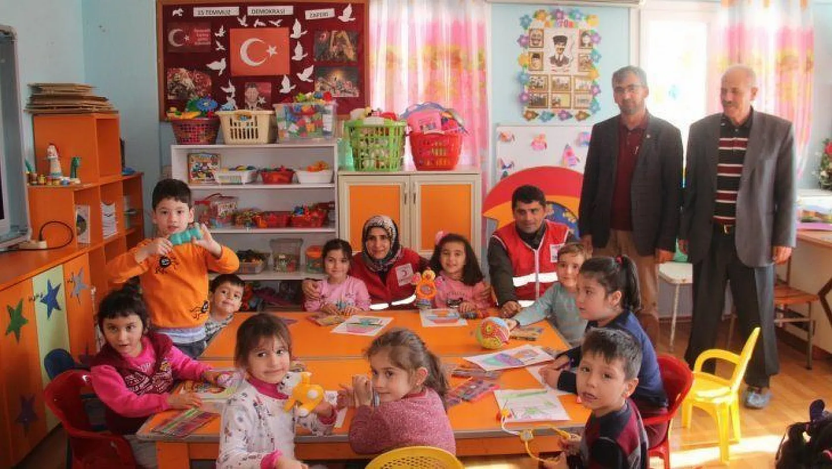 Minik öğrencilerin oyuncak sevinci