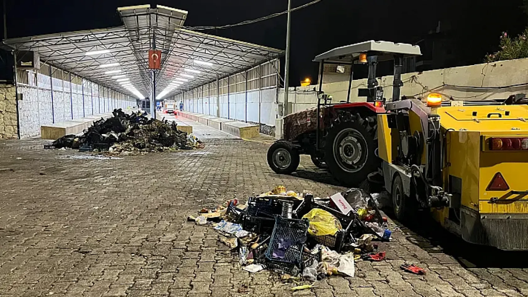 Pazar dağıldı, temizlik ekipleri gece mesaisine başladı