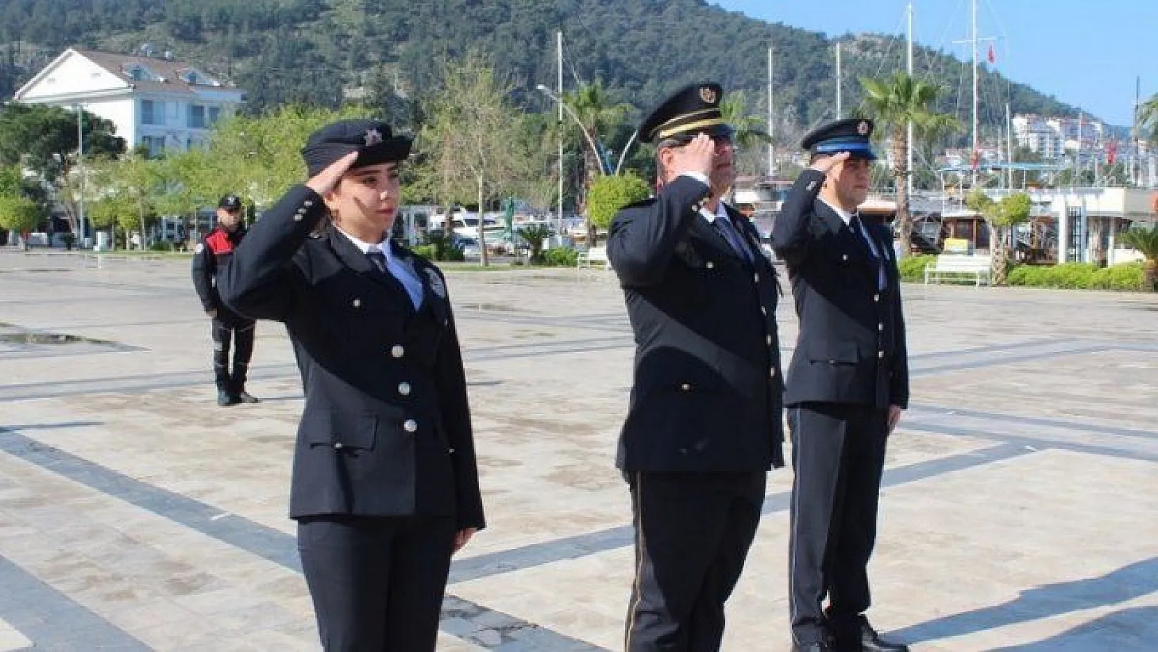 Polisler, Sosyal Mesafeye Dikkat Ederek Tören Düzenledi
