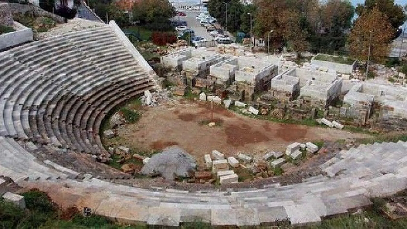 Türkiye'nin denize yakın en eski tiyatrosunun akıbeti belirsizliğini koruyor