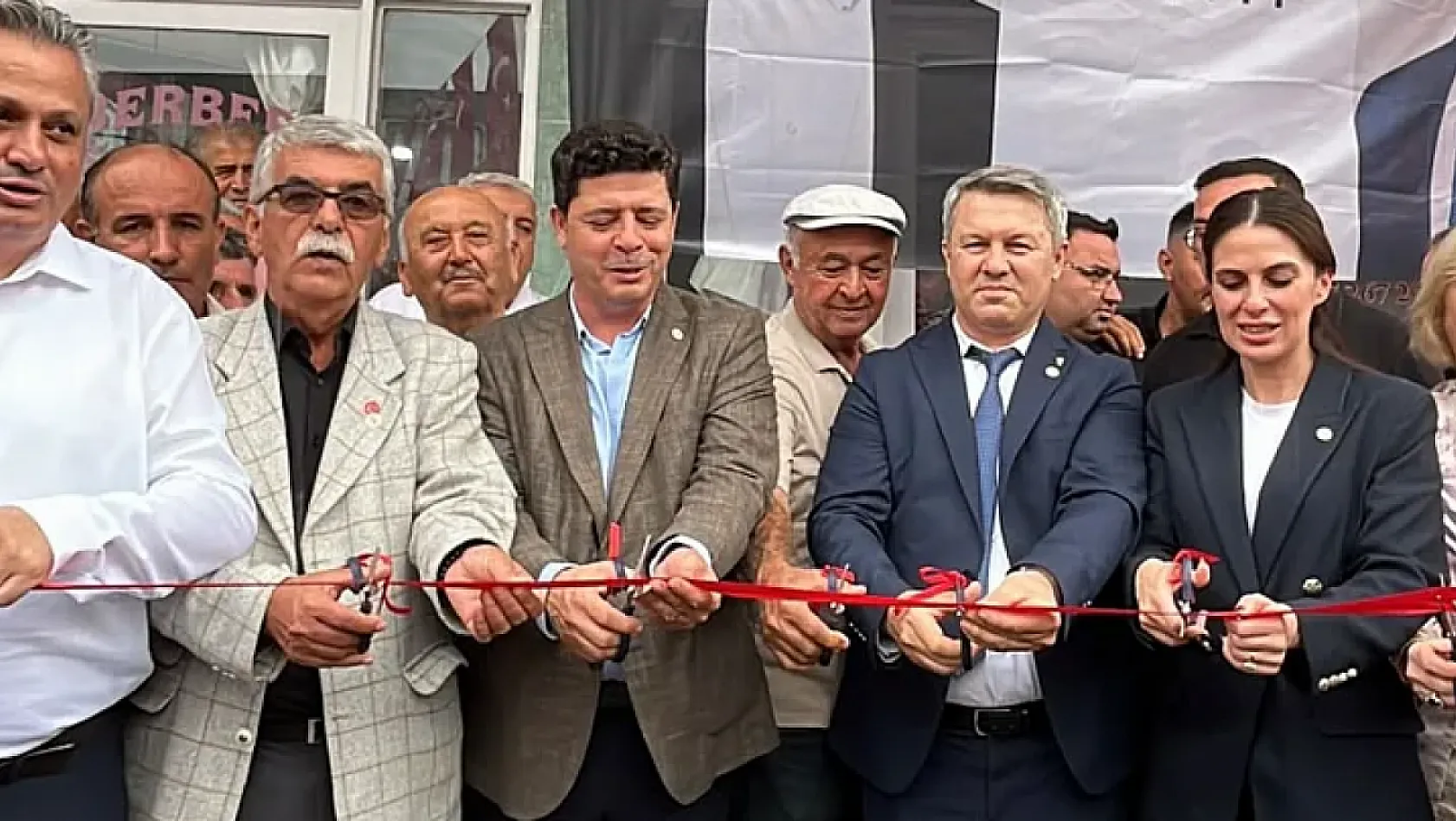 Yeni Parti Seydikemer İlçe Başkanlığı yağmur altında açıldı