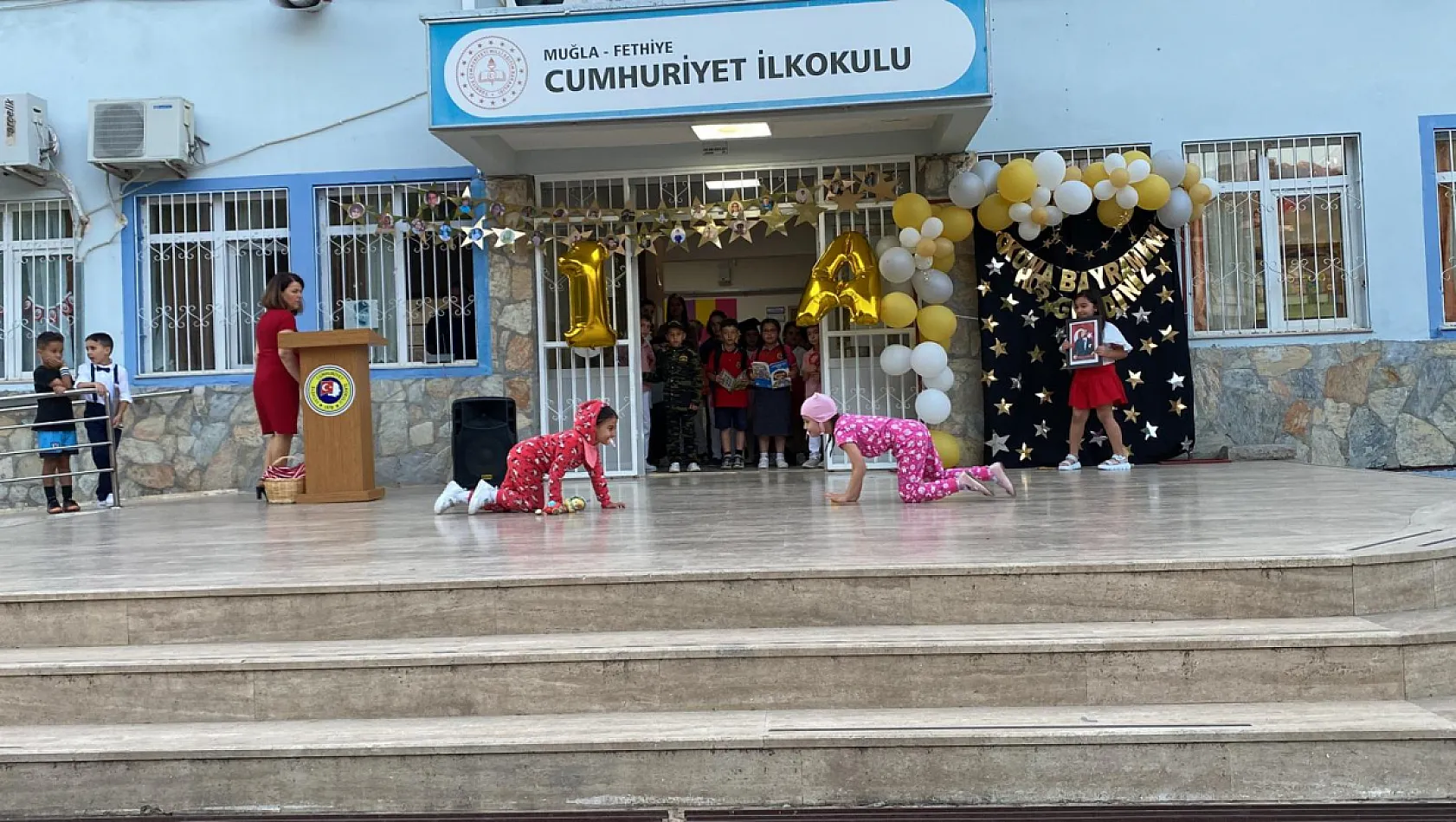 Fethiye Cumhuriyet İlkokulu'nda miniklerin okuma bayramı coşkusu