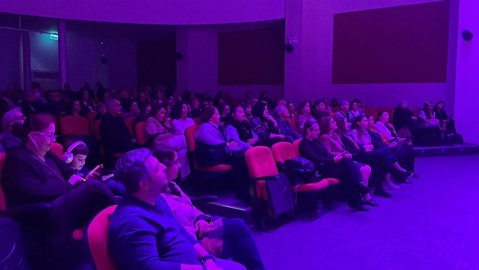 'Adım Kadın' gösterisi Fethiye'de büyük ilgi gördü