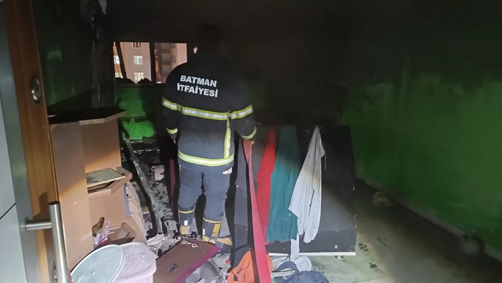 Evini ateşe verip komşularından yardım istedi