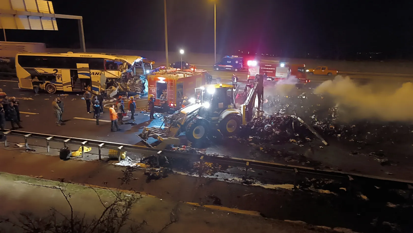 TAG Otoyolu'nda zincirleme kaza: 1 ölü, 19 yaralı