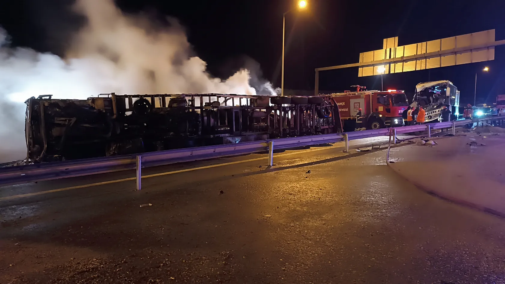 TAG Otoyolu'nda zincirleme kaza: 1 ölü, 19 yaralı