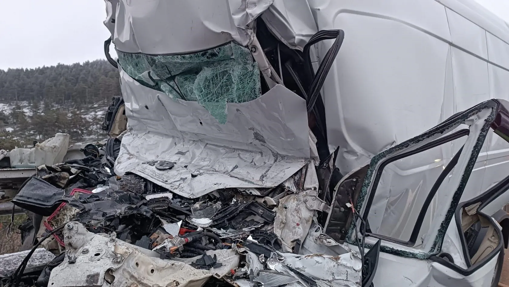 Park halindeki tıra çarpan minibüs kağıt gibi ezildi: 1 ölü