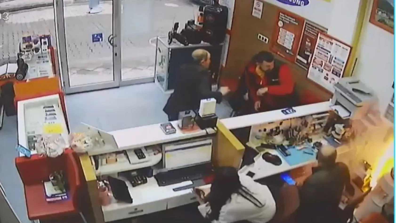 Tamir için getirilen cep telefonu bomba gibi patladı