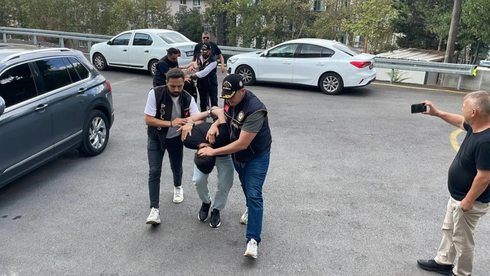 Eşini Sokak Ortasında Öldüren Zanlı Adliyeye Sevk Edildi