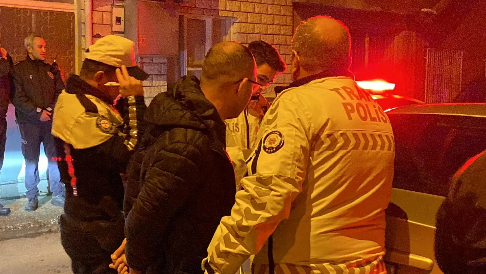 Alkollü sürücü 2 araca çarparak kaçtı, yakalanınca ekiplere zor anlar yaşattı