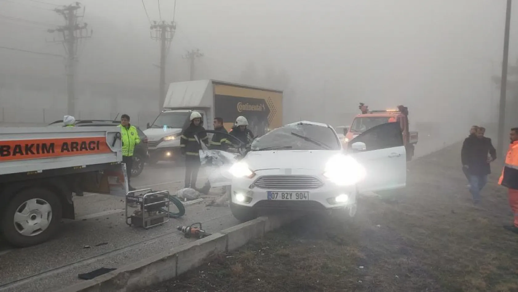 Burdur-Antalya Yolunda 4 Araç Birbirine Girdi: 2 Yaralı