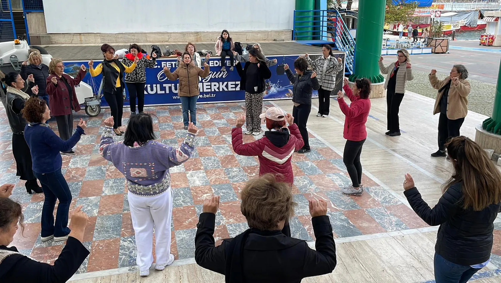 CHP Fethiye Kadın Kolları'ndan 8 Mart'a özel zeybek gösterisi