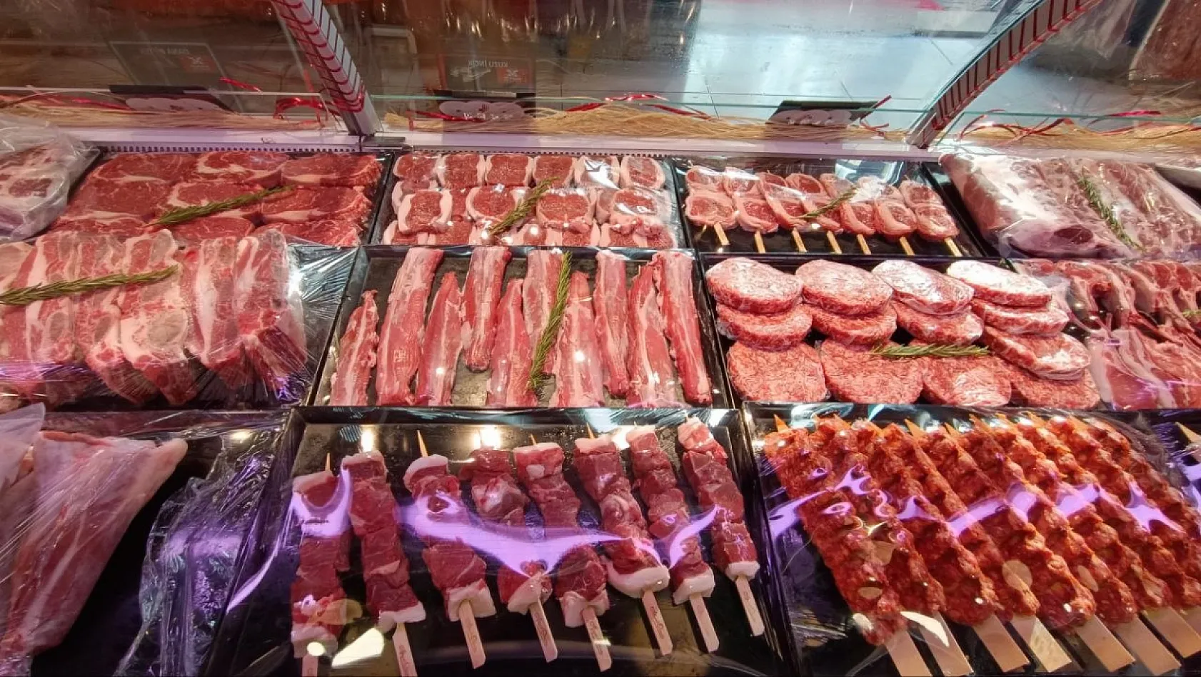 Göcek'te Kasaplar Yaz Sezonuna Hazır: Yatlar ve Tatilciler İçin Geniş Ürün Yelpazesi
